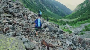 Yürüyüş patikası boyunca yürüyen birkaç arkadaş. Bir grup arkadaş yaz macerası için dağ doğasına yolculuk yapıyorlar. Seyahat keşfi