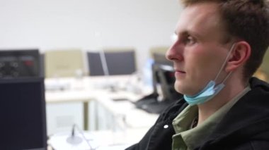 İçeride bir hemşire tarafından alınan koronavirüs için PCR analizi için burun örneği. Koronavirüs pnömonisinin tedavisi için modern tıbbi viroloji veya bilim ofisinde grip.