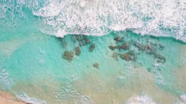 Vue aérienne vue aérienne mouvement de drone Belle plage topique avec sable blanc. Vue de dessus plage vide et propre. Plage balnéaire des Caraïbes avec eau turquoise et grande vague. Cancun Mexique — Video