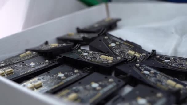 Mikroáramköri chip elektronikus alkatrészekkel. Mikroáramkör, ellenállás és chipek közelsége. — Stock videók