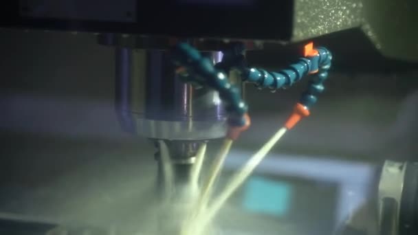 Fraiseuse avec de l'eau à la ligne industrielle, usine moderne traitant des pièces métalliques de précision avec du métal en acier, fabricant de technologie dans le processus de fonctionnement — Video