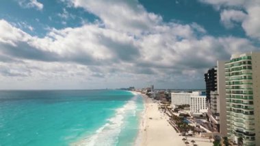 Cancun sahili hava manzaralı. Karayip Denizi sahilinin havadan görünüşü. Zona Hotelera manzarası. Tropik plajlı güzel doğa manzarası. Turkuaz suyu ve büyük dalgalı Karayip sahili.