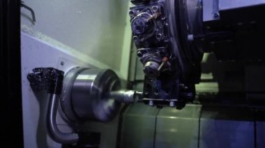 Alüminyum dökümhanesinde metal külçeler. Bir metalurji fabrikasında alüminyum profil üretimi için tahviller