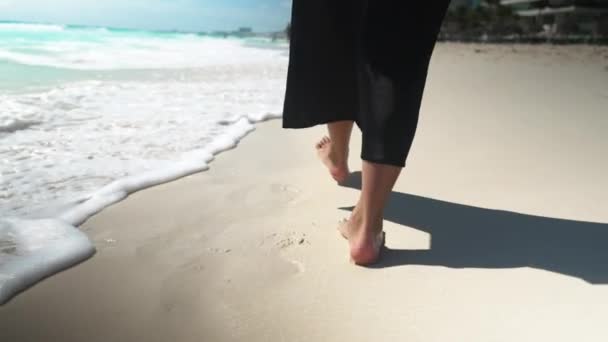 Mulher pés salpicando água do mar na praia, sol, férias, conceito de férias — Vídeo de Stock