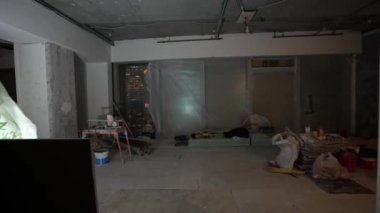Şehir merkezinde güzel, prestijli bir gökdelende yenilenmekte olan bir dairenin gece manzarası.