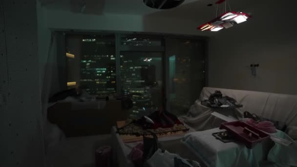 Vista nocturna de un apartamento en proceso de renovación en un hermoso rascacielos de prestigio en el centro de la ciudad — Vídeos de Stock