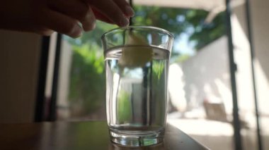 Lemon arka bahçedeki bir bardak suya yerleştiriliyor.