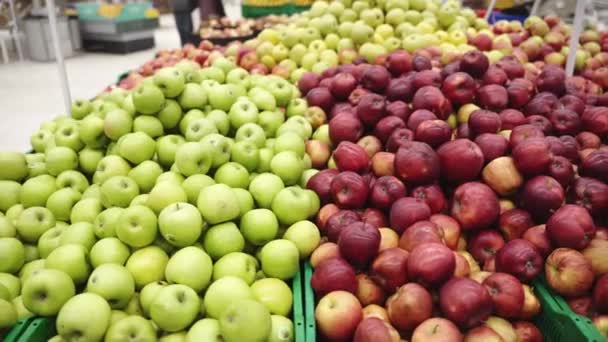 Manzanas jugosas frescas recogidas rojas y verdes en la temporada de cosecha puestas en un mercado o bazar para la venta. — Vídeos de Stock