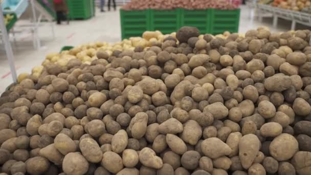 Patatas frescas en un supermercado — Vídeos de Stock