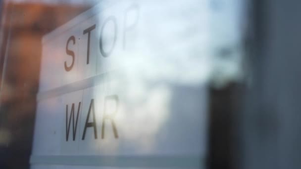Znamení Zastavit válku za sklem v domě nebo obchodě — Stock video