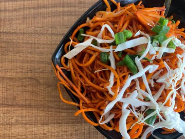 Vejetaryen Schezwan Eriştesi veya Sebze Hakka Eriştesi veya Chow Mein kasesi. Schezwan Eriştesi Hint-Çin mutfağı. Erişte, sebze ve biber soslu sıcak yemek.