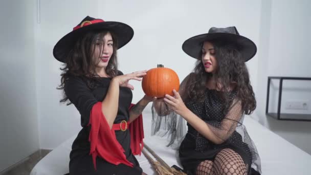 Meninas vestindo trajes de bruxa dançando e se divertindo durante a festa de Halloween. - tiro médio — Vídeo de Stock