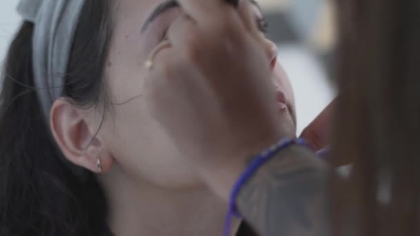 Makijaż Artist Applies make Uo Powder On The Models Face with a brush. - Zamknij się — Wideo stockowe