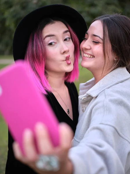 Dva přátelé baví dělat selfie gesta na rty — Stock fotografie