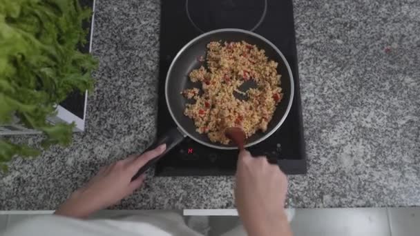 건강 한 브라운 라이스밀을 전기 스토브로 요리하는 사람. 오버헤드 샷 — 비디오