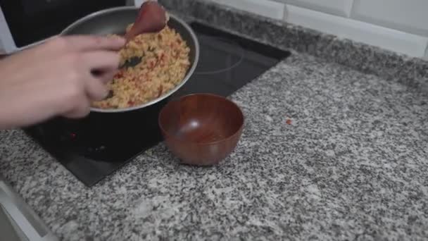 A sült rizs menüt átszállítjuk egy fástálba a konyhában. közelről — Stock videók