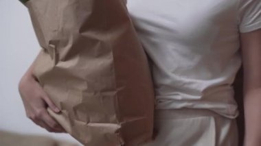 Market poşetinde sebze taşıyan kadın marketten yeni geldi. İzleme