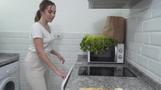 Beautiful Girl Putting Pan Over Electric Stove In A Modern House. Medium Shot — Stock videók