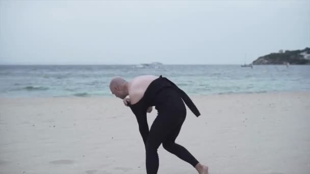 Caucasian Man Is Wearing Wetsuit On The Sandy Beach Of Mallorca, The Mediterranean Sea In Spain. Revealing, Wide — Stockvideo