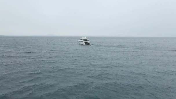 スペインのマヨルカ島のパルマ湾の波の水に浮かぶモーターヨット。-空中進入 — ストック動画