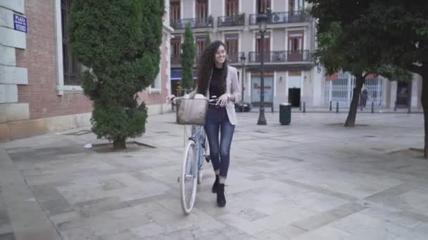 Mujer marroquí con cuerpo delgado y pelo largo rizado modelado con una bicicleta. Disparo de cuerpo completo — Vídeos de Stock