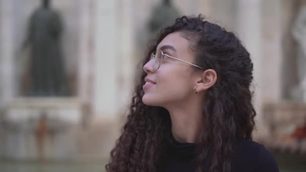 Smiling Moroccan Woman In Glasses Admires Beauty Of City Buildings. - close up — Stok video