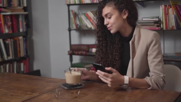 Woman Drinks Coffee Then Smiles While Texting On Mobile Phone (dalam bahasa Inggris). Tutup. — Stok Video