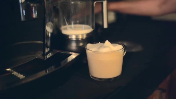 Espolvorear canela en polvo en una taza de café capuchino en la oficina. de cerca — Vídeo de stock