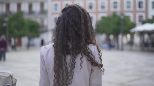 Moroccan Woman With Long And Curly Hair Walking On City Park At Daytime. Back View — Vídeo de Stock