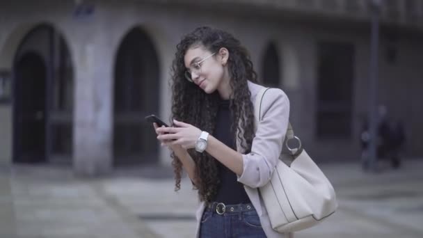 Happy Office Girl Is Using Mobile Phone On City Park. Medium Shot — Vídeo de Stock