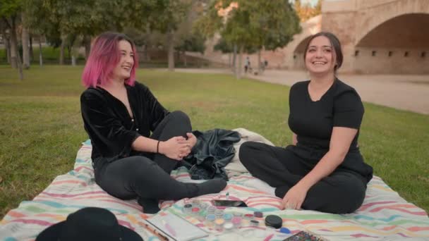 Glade unge hvide piger har en fritid og afslapning tid på den offentlige park. art af kaktus – Stock-video