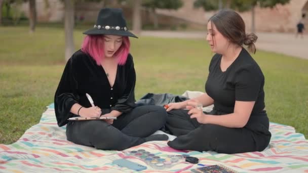 White young women in informal meeting, dialoguing and agreeing on something — Stock videók