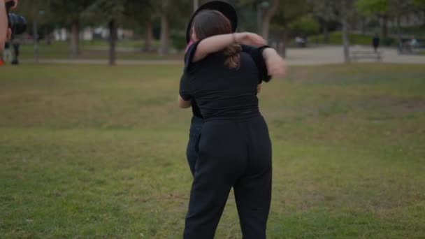 Models hugging in the scene during the photo shoot at the park. slowmotion — Stockvideo