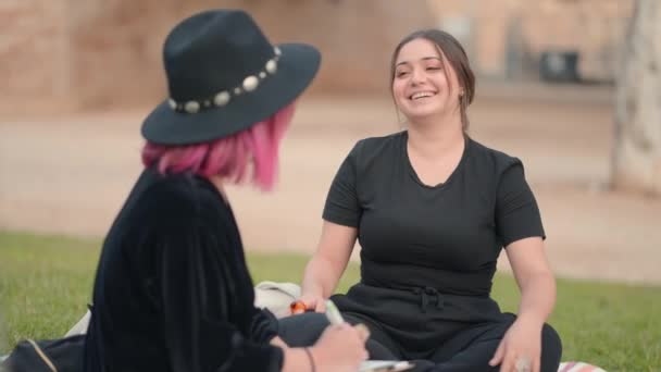 Smiling white beautiful girl listens with interest to her friend, slowmotion — Vídeo de stock