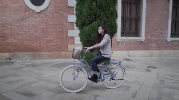 Mulher marroquina vestindo Casual é andar de bicicleta durante o dia. Rastreamento — Vídeo de Stock