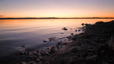 İspanya 'nın Alicante kentindeki Torrevieja Pembe Gölü' nün sakin sularında gün batımının güzel yansıması.