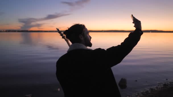Spanska skäggiga gitarristen ta en selfie bild med sin gitarr vid solnedgången av Torrevieja Pink sjön i Alicante, Spanien — Stockvideo