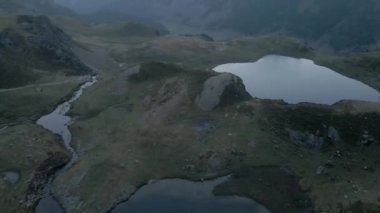 Hava kuşları, gün batımında buzullardan Ayous Gölü 'ne su taşıyan dar buharları görür..