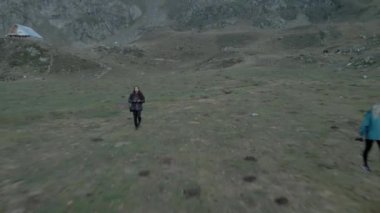 Fransa 'da Pireneler' deki el değmemiş Ayous Gölü 'nün yanında birkaç çadır bulunan bir kamp alanı üzerinde havadan geriye doğru hareket çekildi..