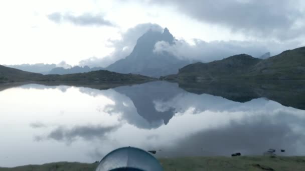 Prachtig drone uitzicht doorsturen schot over de Lacs dAyous leidt naar de bergketen bedekt met witte wolken in de Pyreneeën in Frankrijk. Kampeertent aan het meer. — Stockvideo