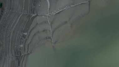 Gökkuşları, Fransa 'nın Pireneler şehrinde sonbahar mevsiminde Ayous Gölü' nün kenarındaki alüvyon tabakalarını inceliyor..