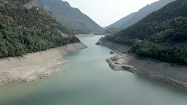 Reenvío de aviones no tripulados sobre el lago verticalmente largo Ayous con aguas en retroceso durante la temporada de otoño en los Pirineos en Francia. — Vídeos de Stock