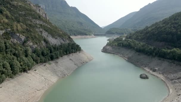 Vue aérienne vers l'avant sur le lac Ayous avec un niveau d'eau décroissant pendant la saison d'automne dans les Pyrénées en France par une journée nuageuse. — Video