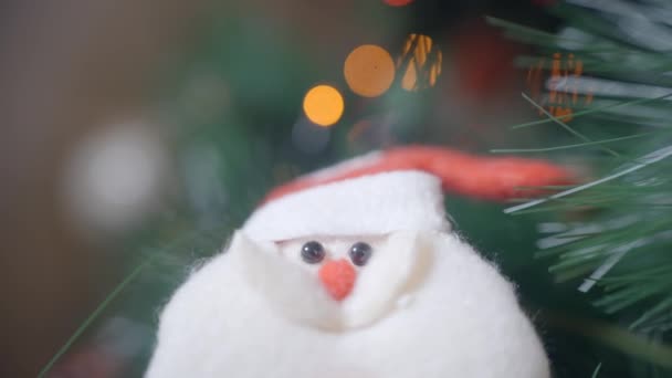 Zblízka Santa Claus vánoční strom ornament s efektem Bokeh v rozmazané pozadí. — Stock video