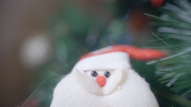 Hóember dísz akasztani karácsonyfa csillogó fények. Szelektív fókusz — Stock videók