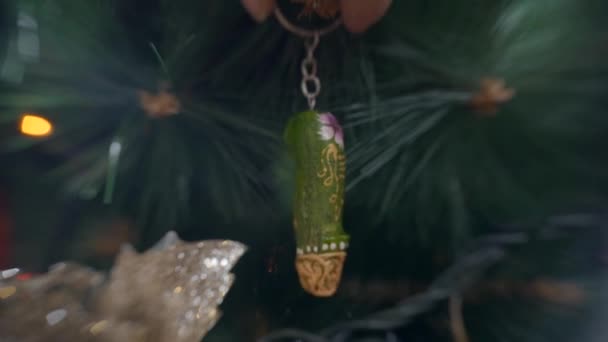 绿色的木制钥匙链装饰着花卉图案挂在圣诞树上。关门了 — 图库视频影像