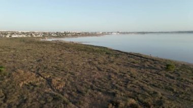 İspanya 'nın Alicante kentindeki Las Salinas de Torrevieja Gölü' ne doğru uçuyor. Hava Dronu