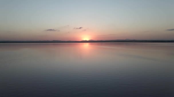 Pôr do sol bonito sobre o lago Serene em Las Salinas de Torrevieja, na província de Alicante, na Espanha. Tiro largo — Vídeo de Stock