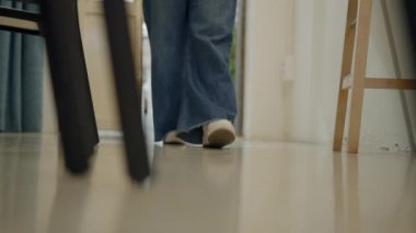 Yavaş çekim kadın bacakları, beyaz snickers ve kot pantolonlar içinde kameraya doğru yürüyor. 