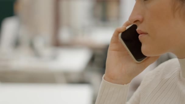 Mujer caucásica trabajadora de oficina teniendo una conversación telefónica - labios y cara de cerca — Vídeos de Stock